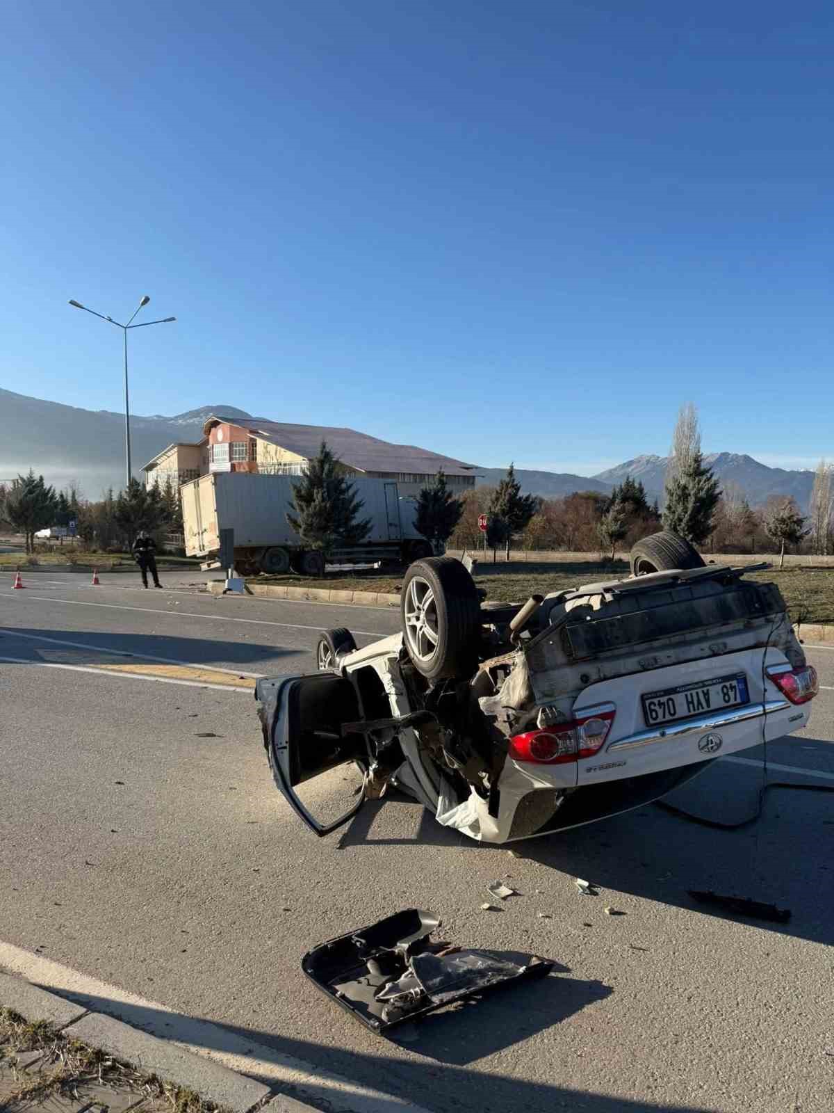 burdurda otomobil ile kamyon carpisti kaza ani kamerada 3