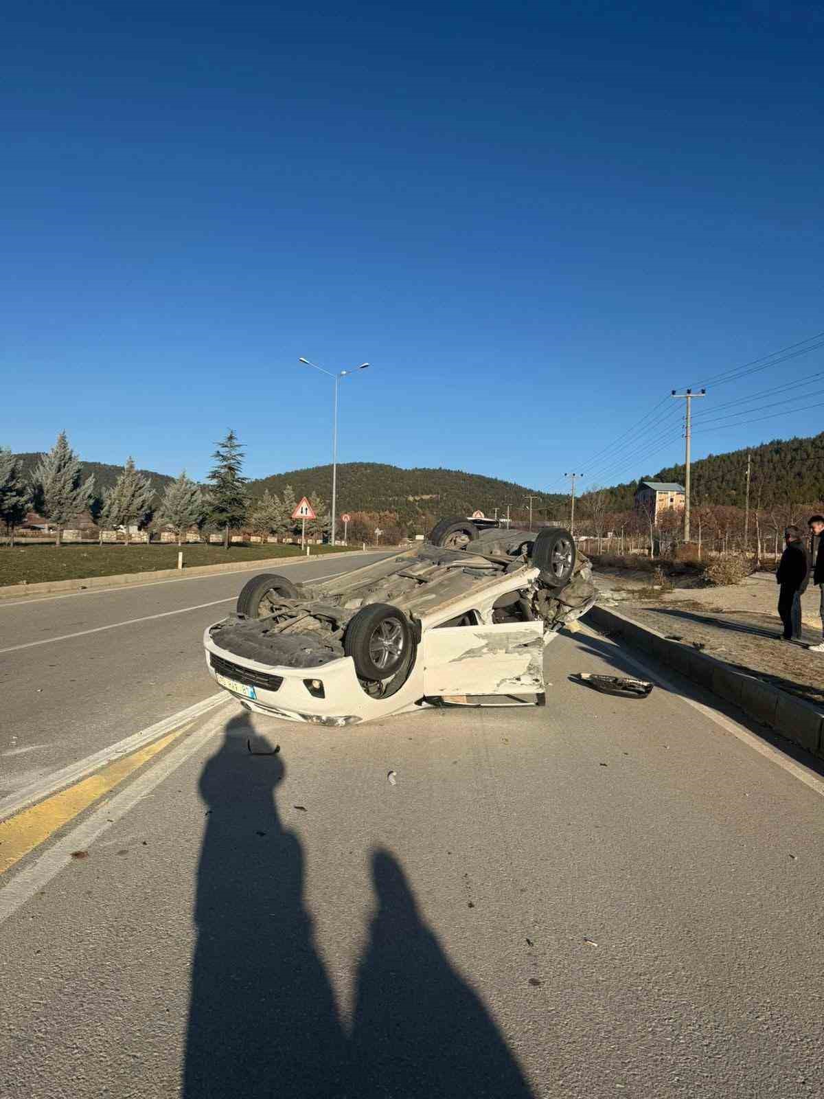 burdurda otomobil ile kamyon carpisti kaza ani kamerada 4