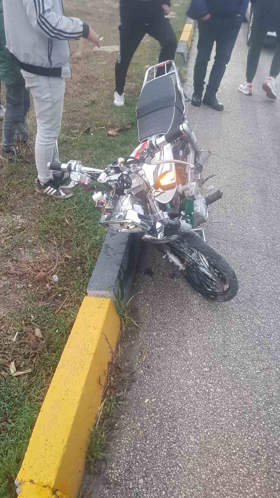 burdurda otomobil ile motosiklet carpisti 1 yarali 3 NdmZegEu