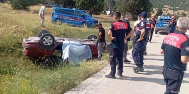 burdurda-otomobil-sarampole-devrildi-1-olu-1-yarali-u69VKhqO.jpg