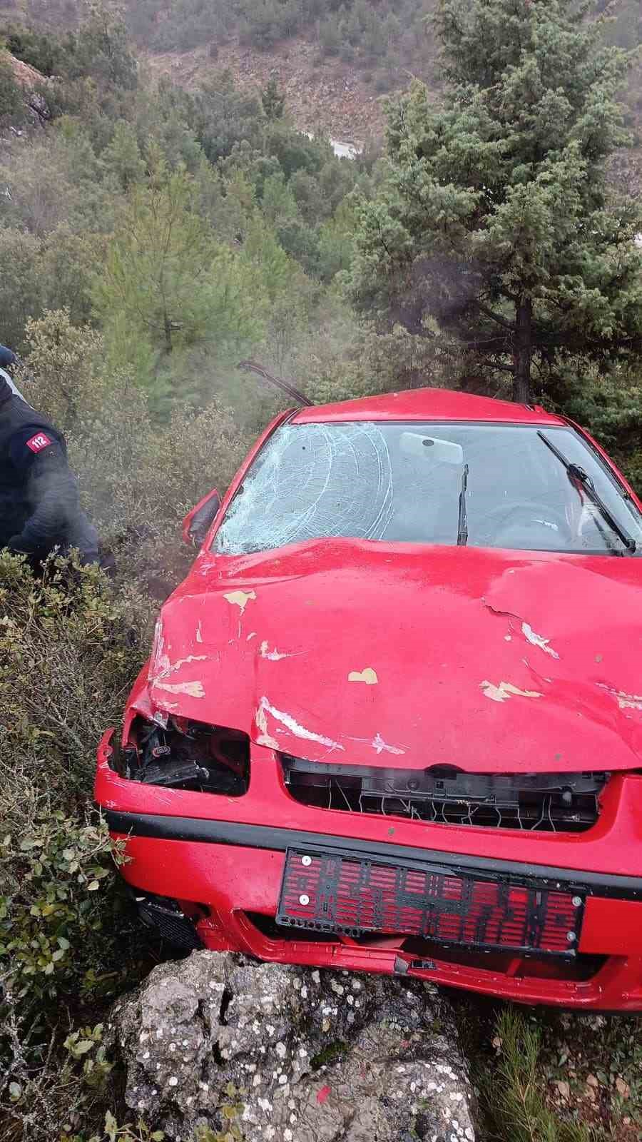 burdurda otomobil ucuruma dustu 1 yarali 3 JVJbzJBD