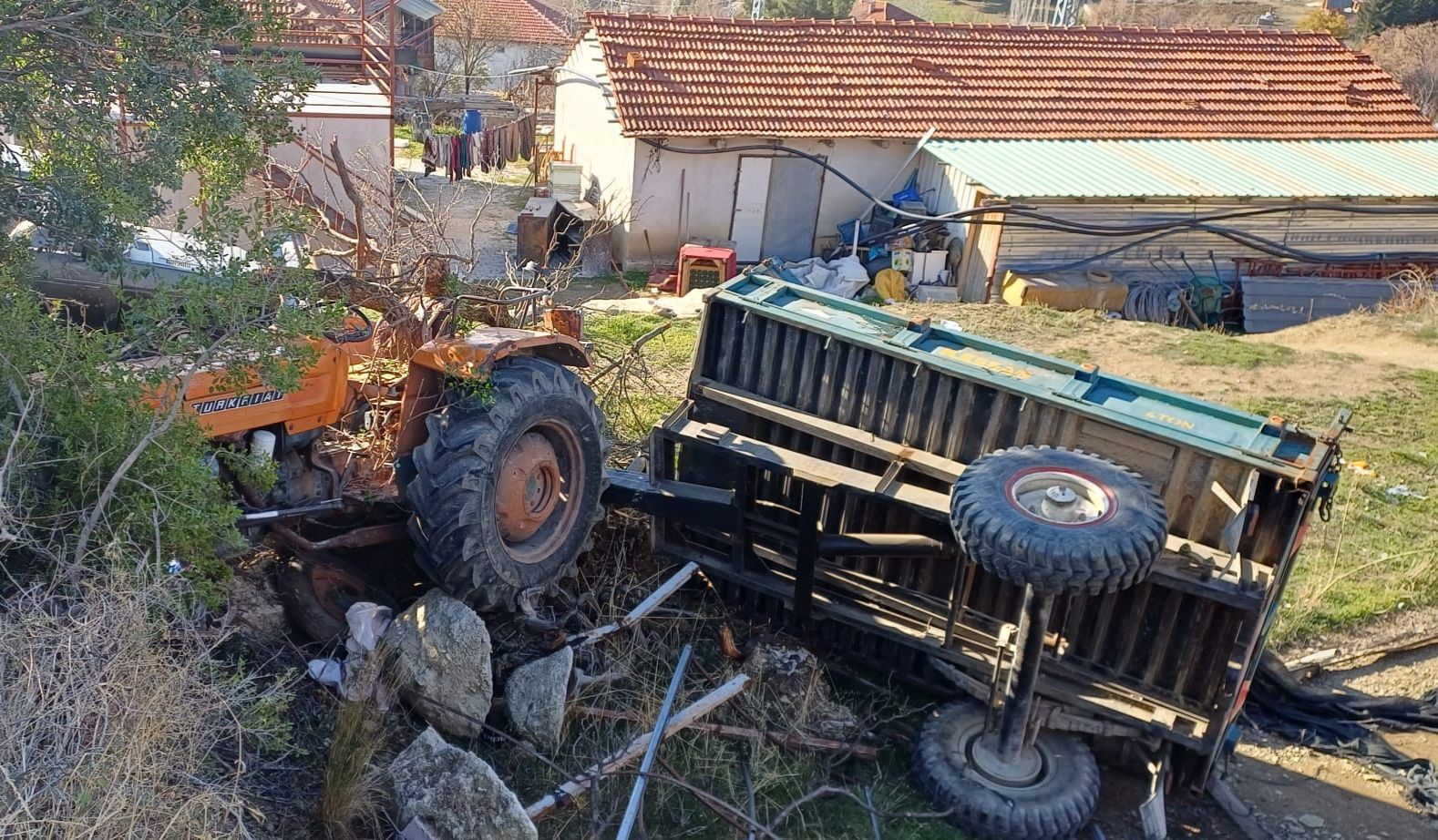 burdurda otomobille carpisan traktor devrildi 3 yarali 0 lnbcSe2T