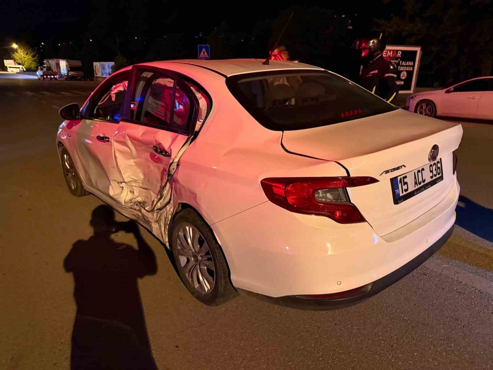 burdurda otomobiller carpisti 6 yarali 0 HsQpSFzX