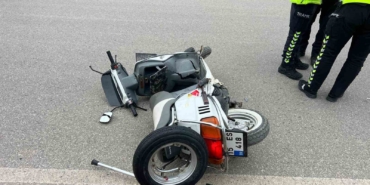 burdurda-panelvanla-carpisan-motosiklet-surucusu-metrelerce-savrularak-hayatini-kaybetti-RvvvYVcW.jpg