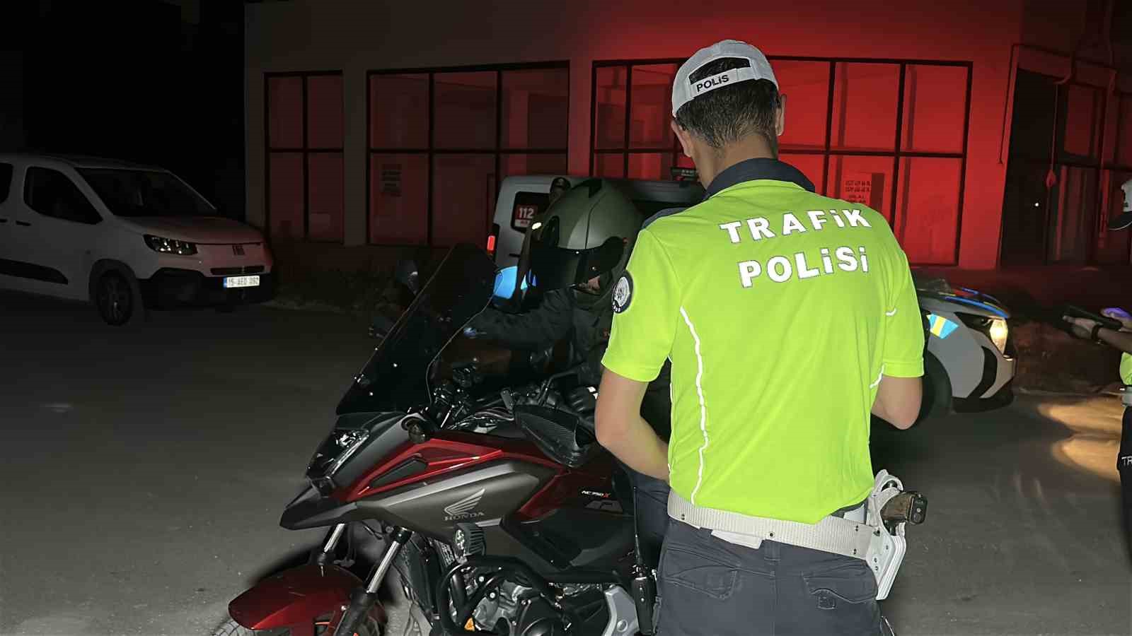 burdurda polis ekiplerinden siki denetim 0 BO2yFbF4