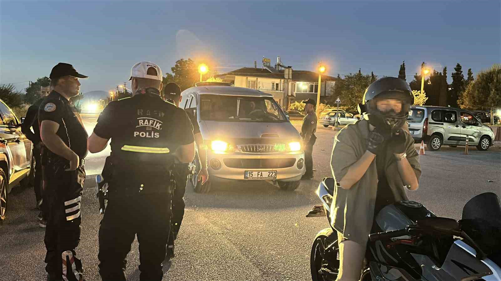 burdurda polis ekiplerinden siki denetim 3 P5sPaadu