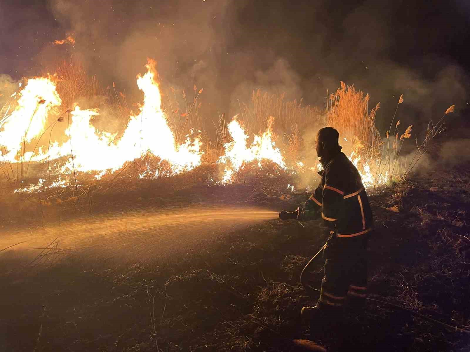 burdurda sazlik alanda yangin geceyi aydinlatti 1 7tfcIQdI