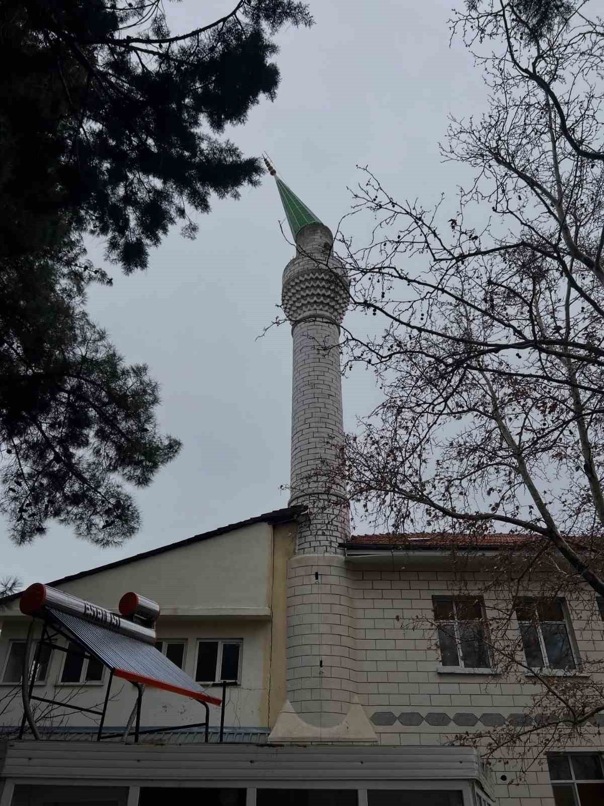 burdurda siddetli ruzgar nedeniyle minarenin kubbesi koptu 1