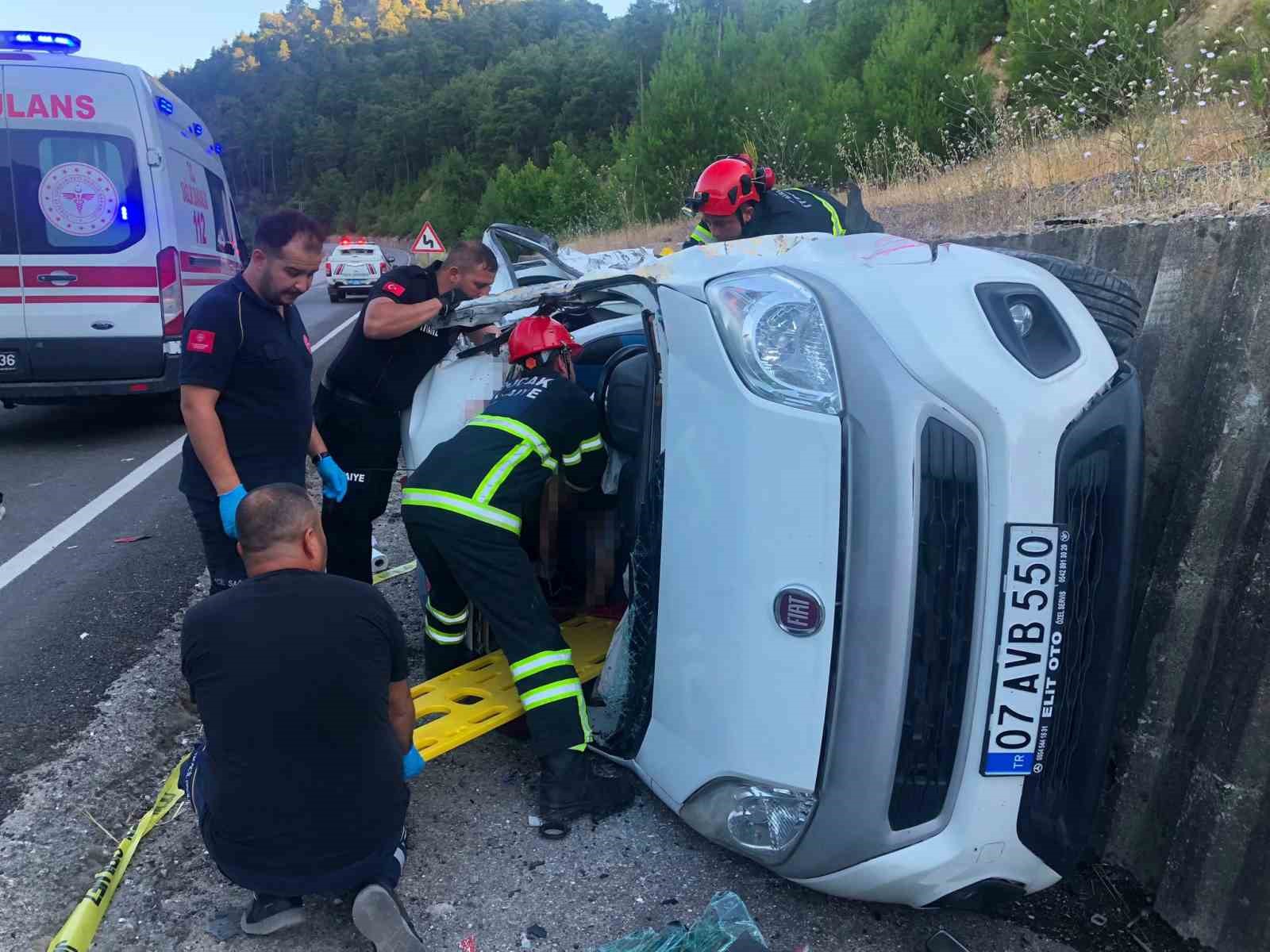 burdurda tir ile hafif ticari arac carpisti 1 olu 1 yarali 0 y1U74G9r