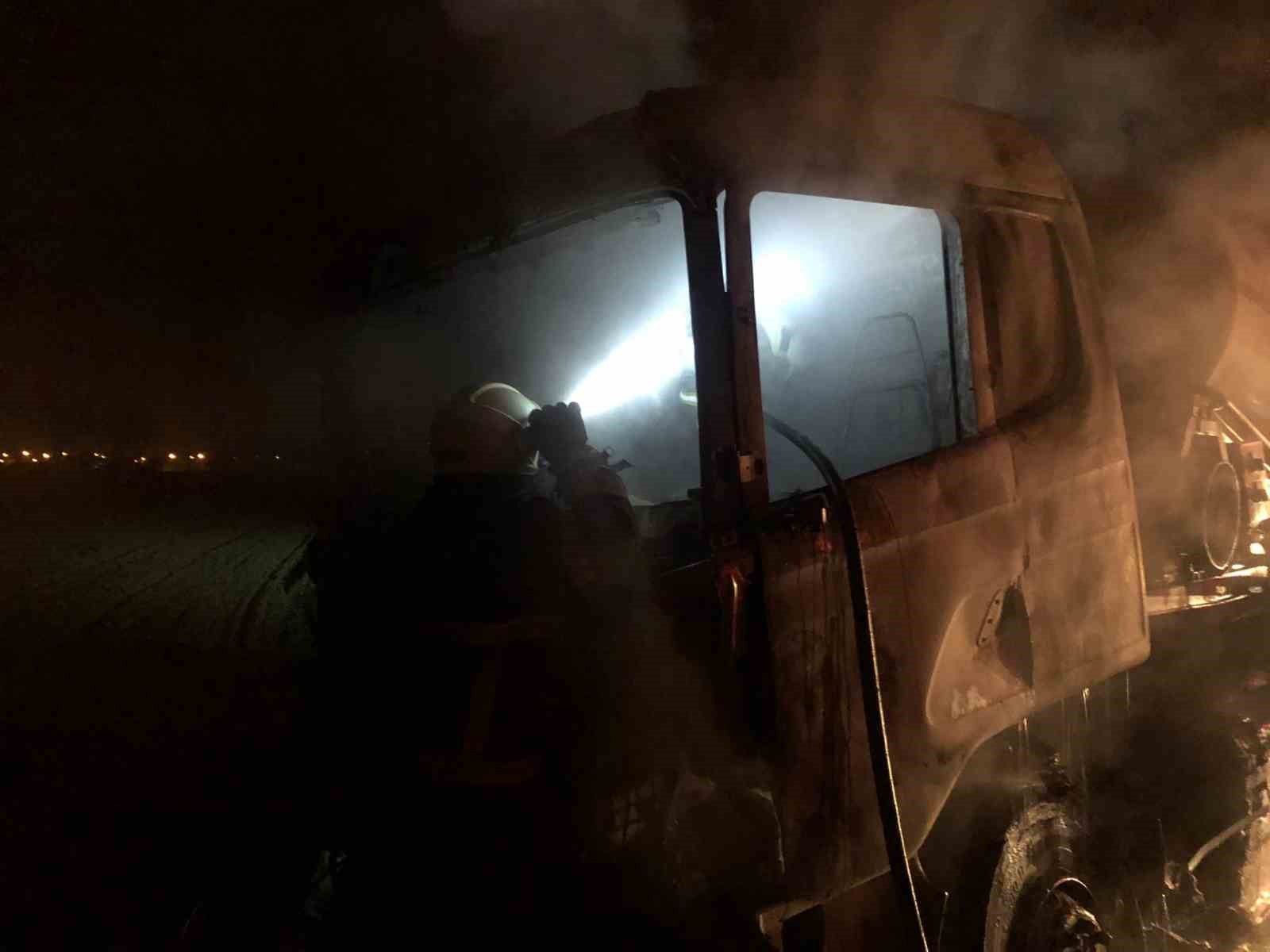 burdurda tir yanarak kullanilmaz hale geldi 2 3ZYg1JJN