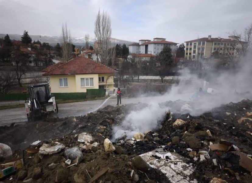 burdurda yanginda evde mahsur kalan vatandasi itfaiye erleri kurtardi 3 f5HhRPSp