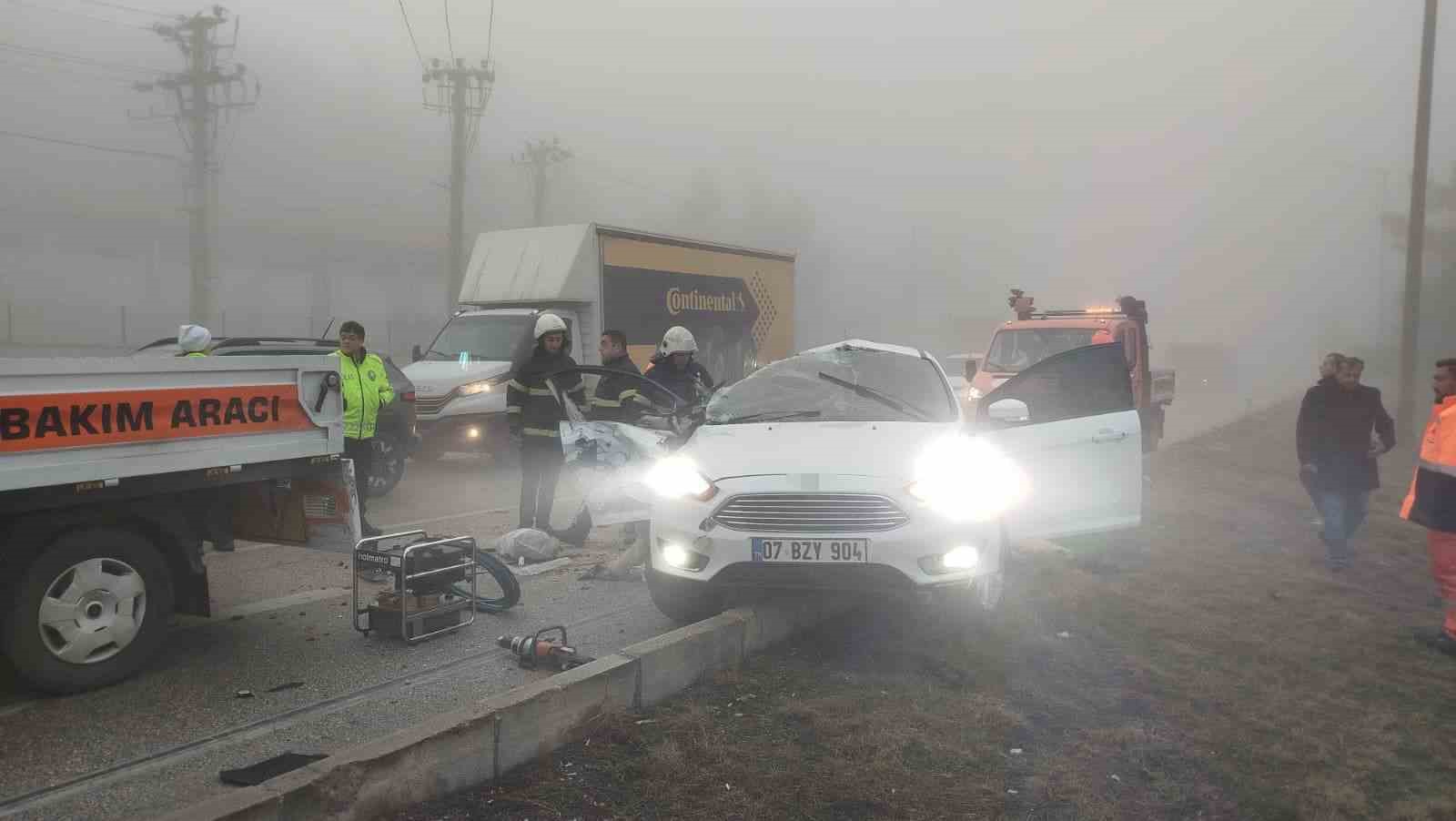 burdurda yogun siste zincirleme kaza 1i agir 2 yarali 3