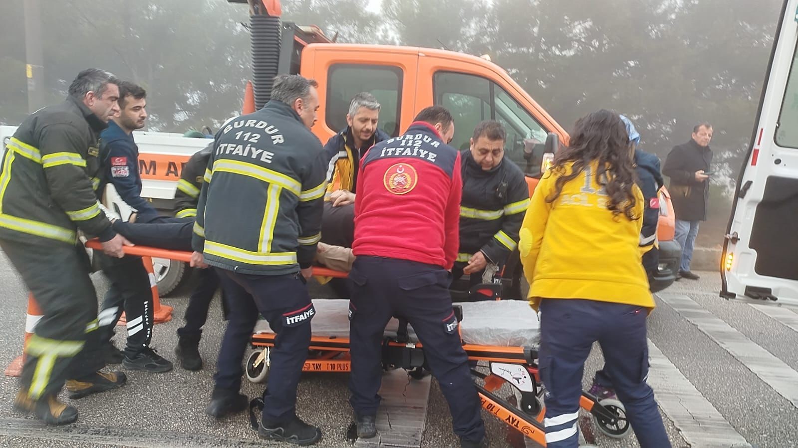 burdurda yogun siste zincirleme kaza 1i agir 2 yarali 4 MDwmr2y9