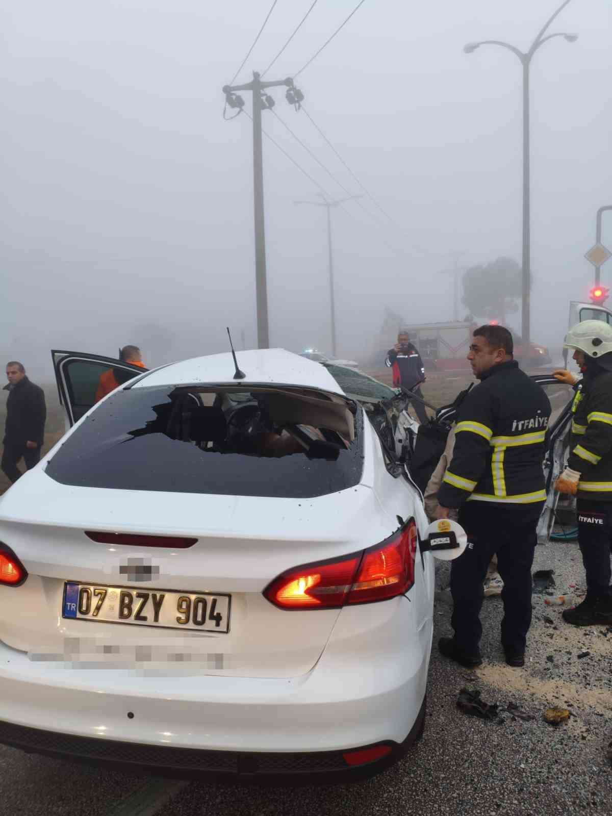 burdurda yogun siste zincirleme kaza 1i agir 2 yarali 6