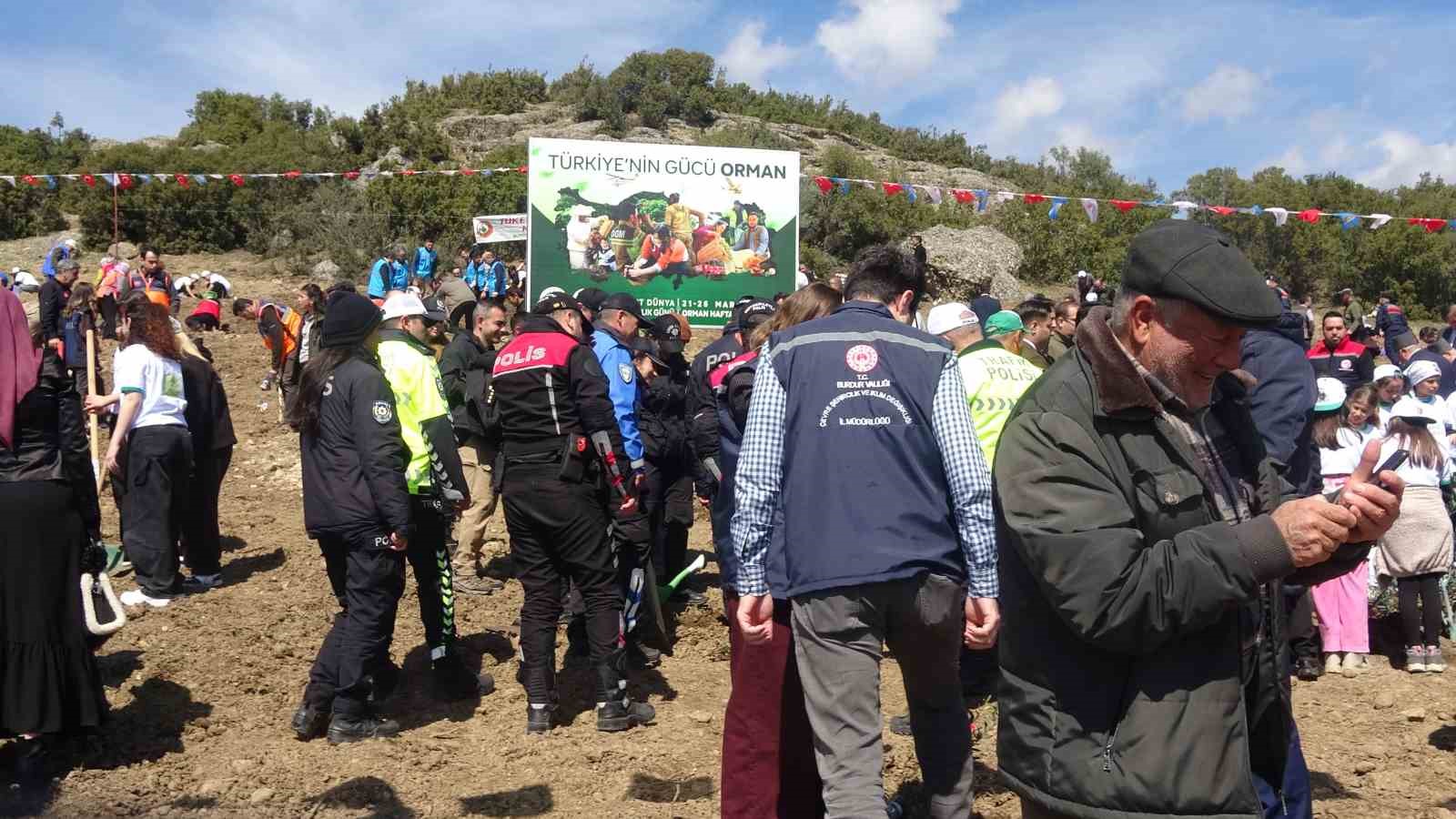 burdurda zeytin ve fistikcami fidanlari toprakla bulustu 1 JfGhEjSw
