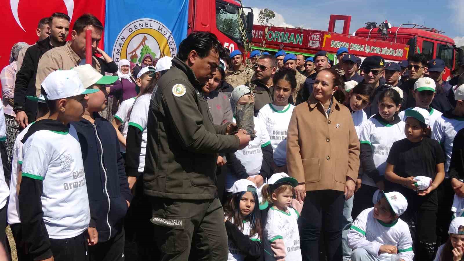 burdurda zeytin ve fistikcami fidanlari toprakla bulustu 3 PVrcqSSp