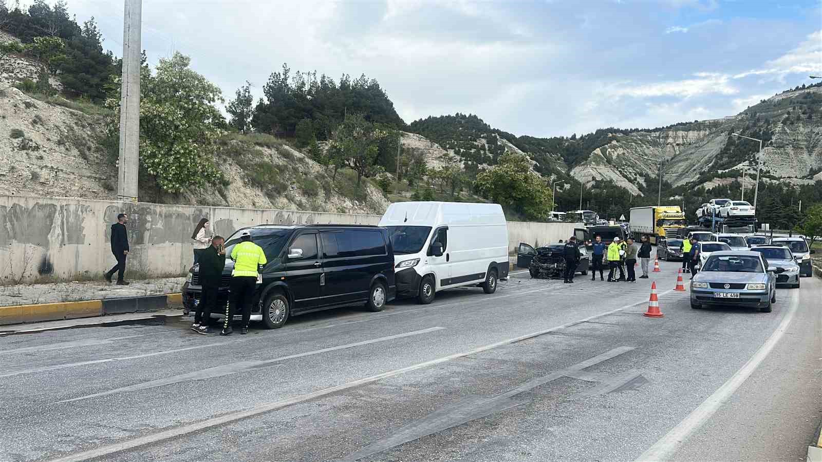 burdurda zincirleme kaza 5 hafif yarali 0