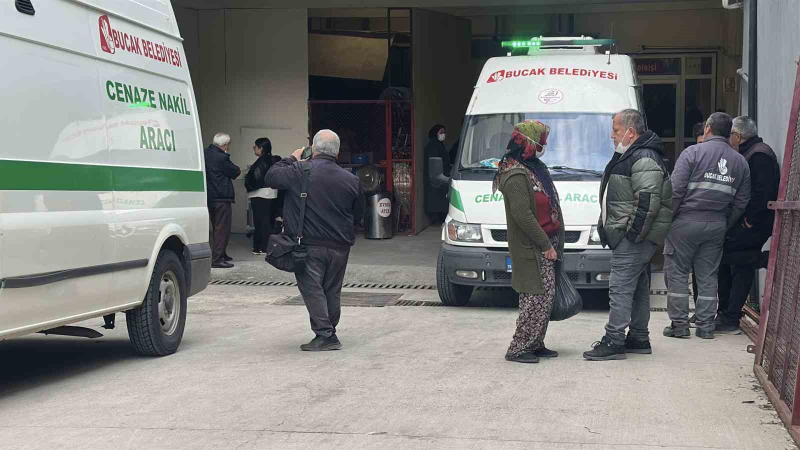 burdurdaki 7 canin yitip gittigi kazada hastane morgu onunde aci bekleyis 2 BVbA775J