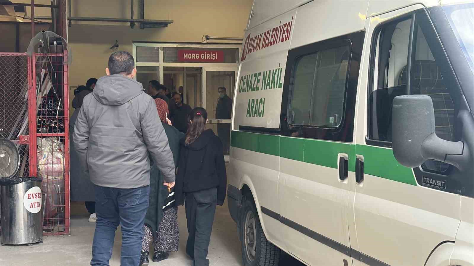 burdurdaki 7 canin yitip gittigi kazada hastane morgu onunde aci bekleyis 3 yhmSsWuA