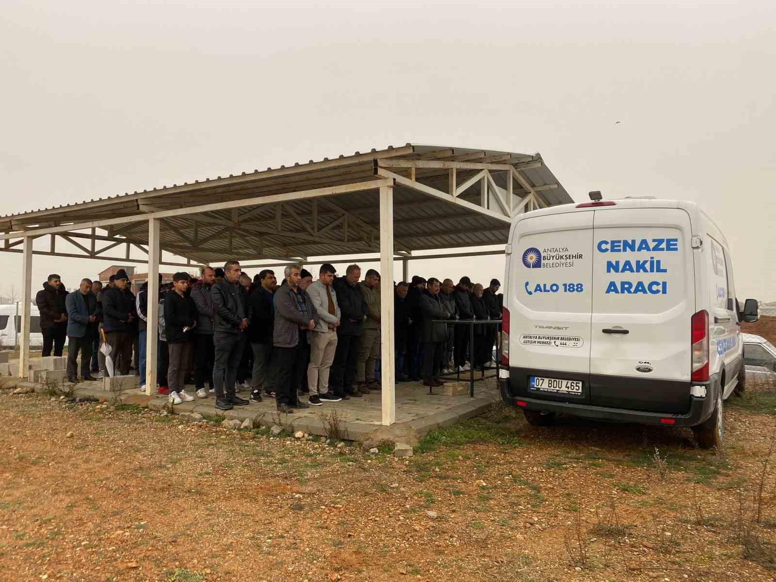 burdurdaki feci kazada hayatini kaybeden anne ogul gozyaslari icinde yan yana topraga verildi 1 TcV5LEPf