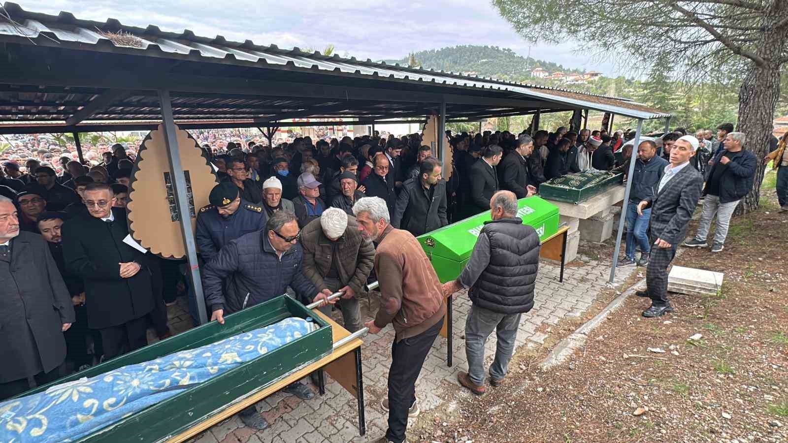 burdurdaki kazada hayatini kaybeden tarim iscileri topraga verildi 1