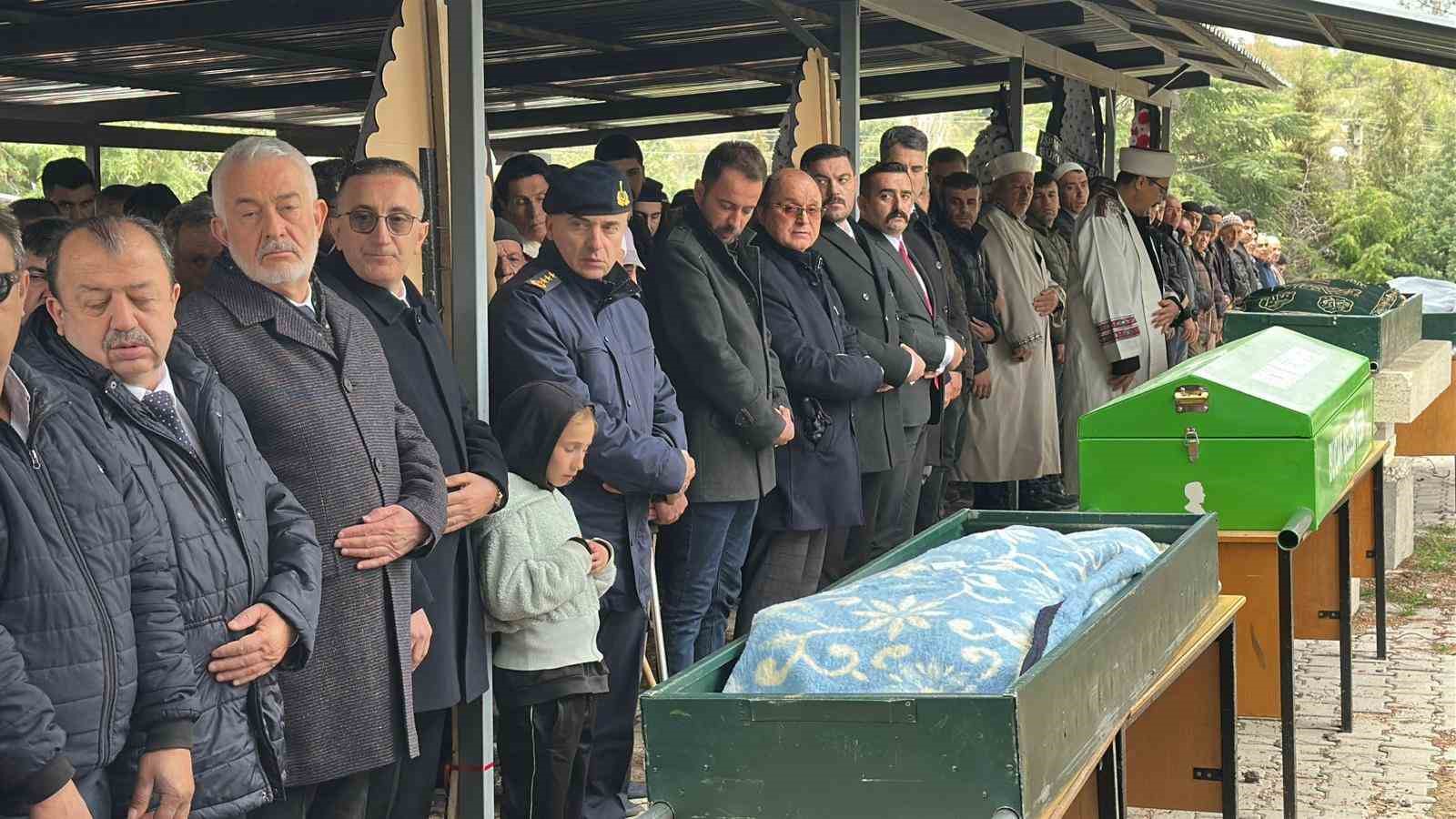 burdurdaki kazada hayatini kaybeden tarim iscileri topraga verildi 4 LByK2VgW