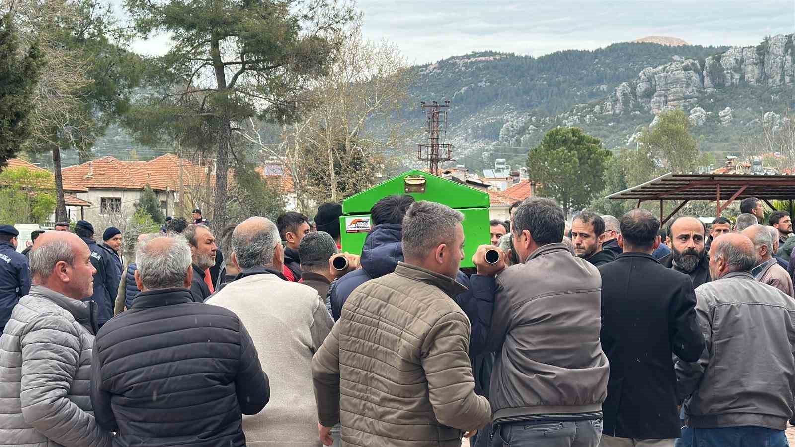 burdurdaki kazada hayatini kaybeden tarim iscileri topraga verildi 6 kJq8uDhy