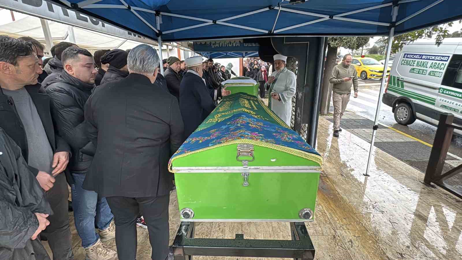 Burdur’daki kazada ölen aynı aileden 4 kişi Kocaeli’de toprağa verildi 6 burdurdaki kazada olen ayni aileden 4 kisi kocaelide topraga verildi 2 NzMezMZ7