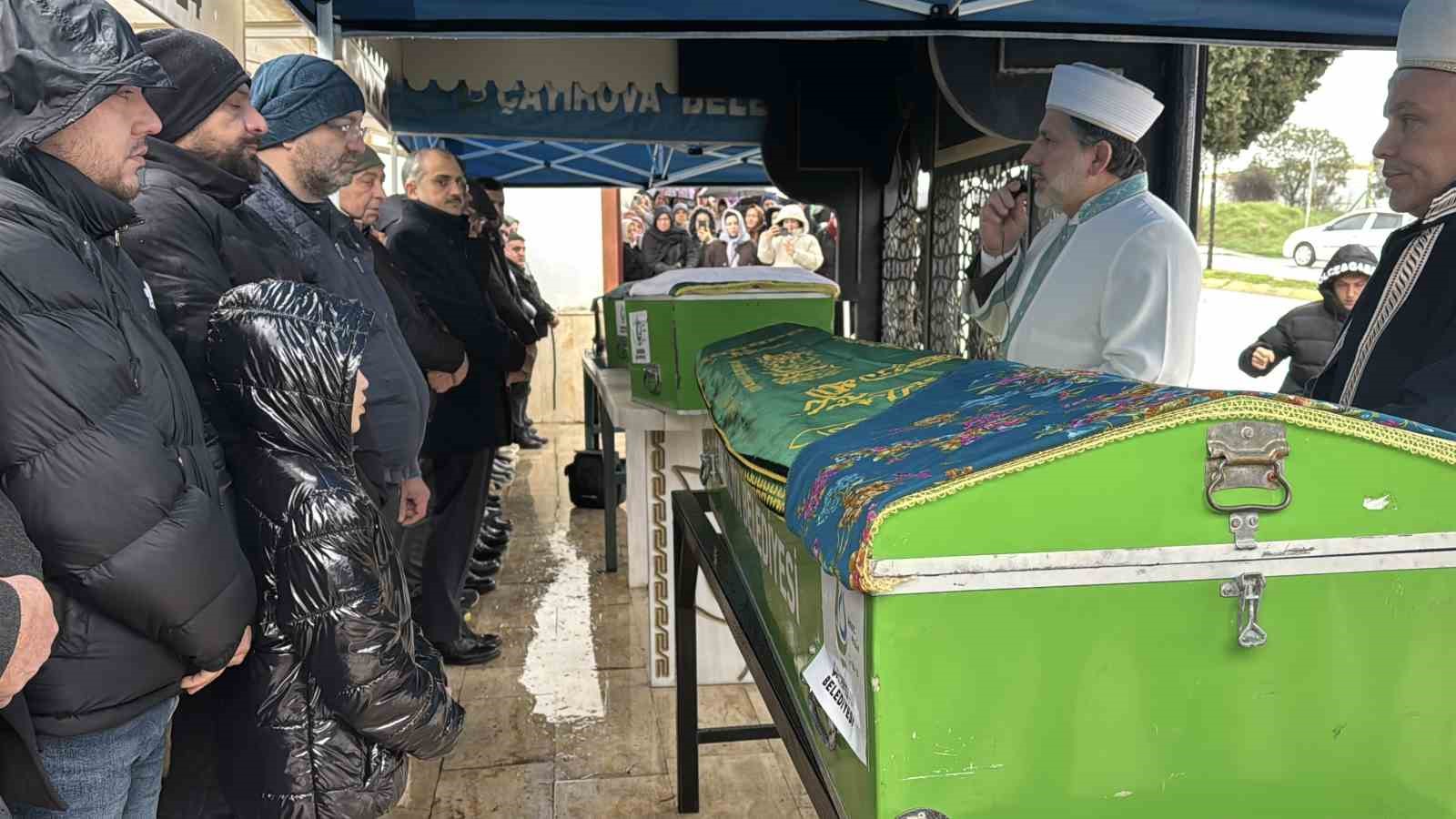 Burdur’daki kazada ölen aynı aileden 4 kişi Kocaeli’de toprağa verildi 7 burdurdaki kazada olen ayni aileden 4 kisi kocaelide topraga verildi 3 5jSwTMtm