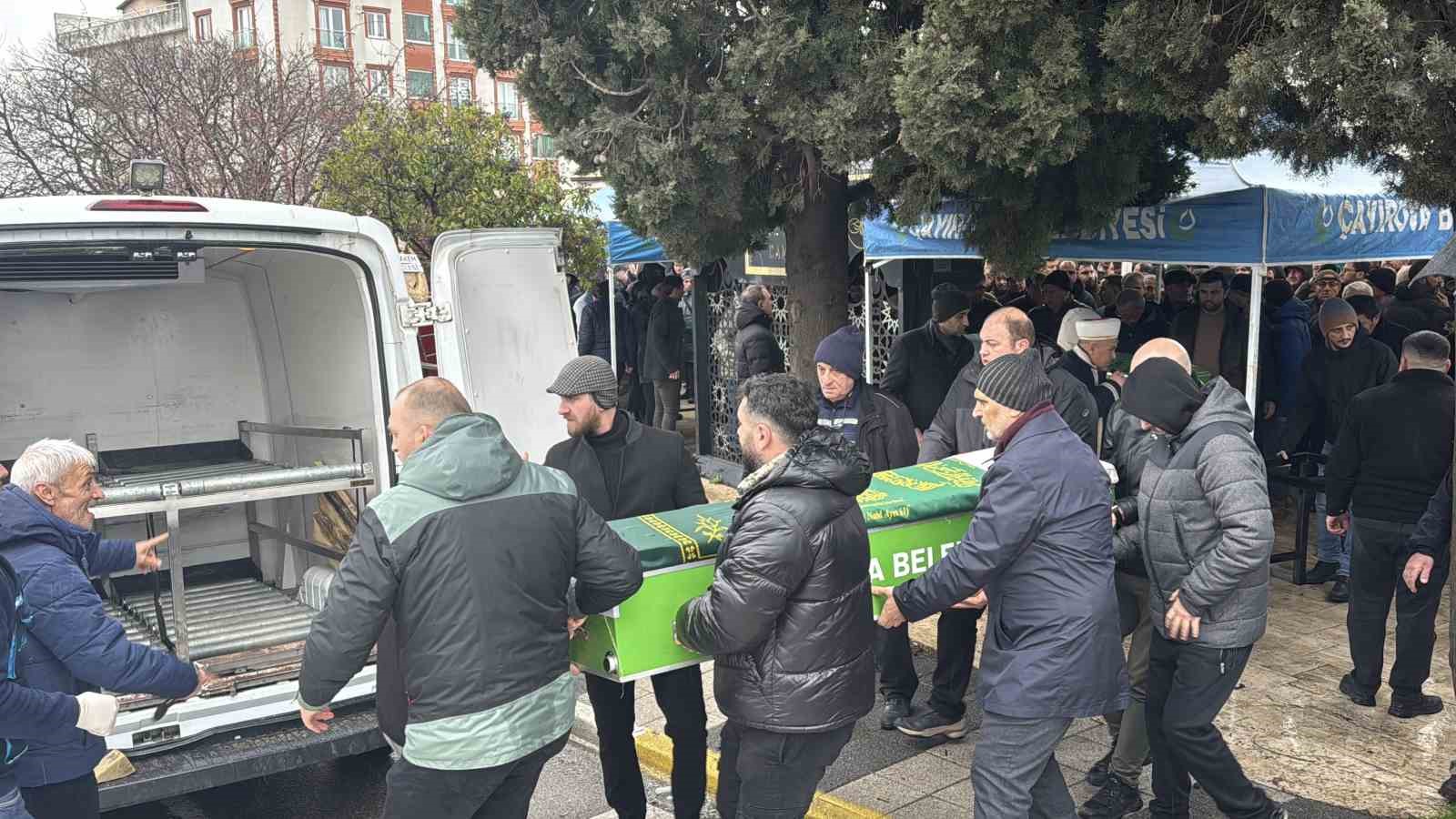 Burdur’daki kazada ölen aynı aileden 4 kişi Kocaeli’de toprağa verildi 9 burdurdaki kazada olen ayni aileden 4 kisi kocaelide topraga verildi 5 hDk8AyNu