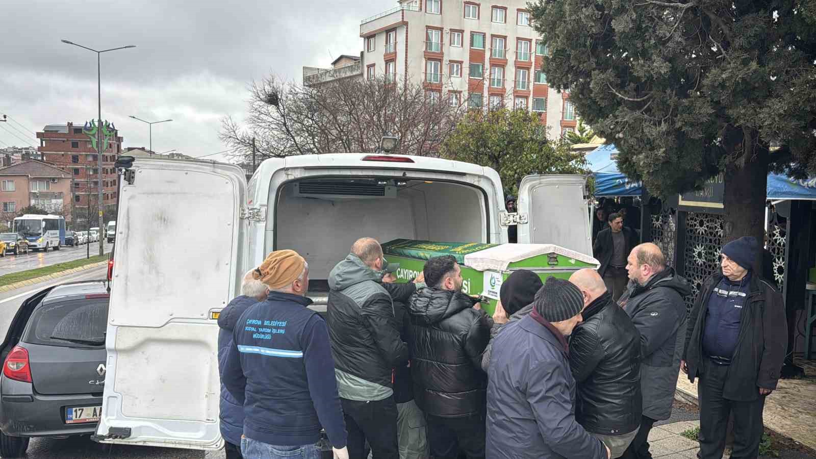 Burdur’daki kazada ölen aynı aileden 4 kişi Kocaeli’de toprağa verildi 10 burdurdaki kazada olen ayni aileden 4 kisi kocaelide topraga verildi 6 ynKf3Pju
