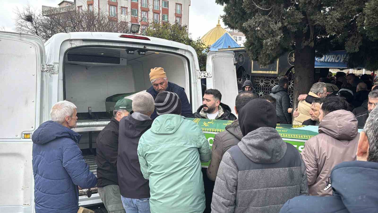 Burdur’daki kazada ölen aynı aileden 4 kişi Kocaeli’de toprağa verildi 11 burdurdaki kazada olen ayni aileden 4 kisi kocaelide topraga verildi 7 AqPUaWRh