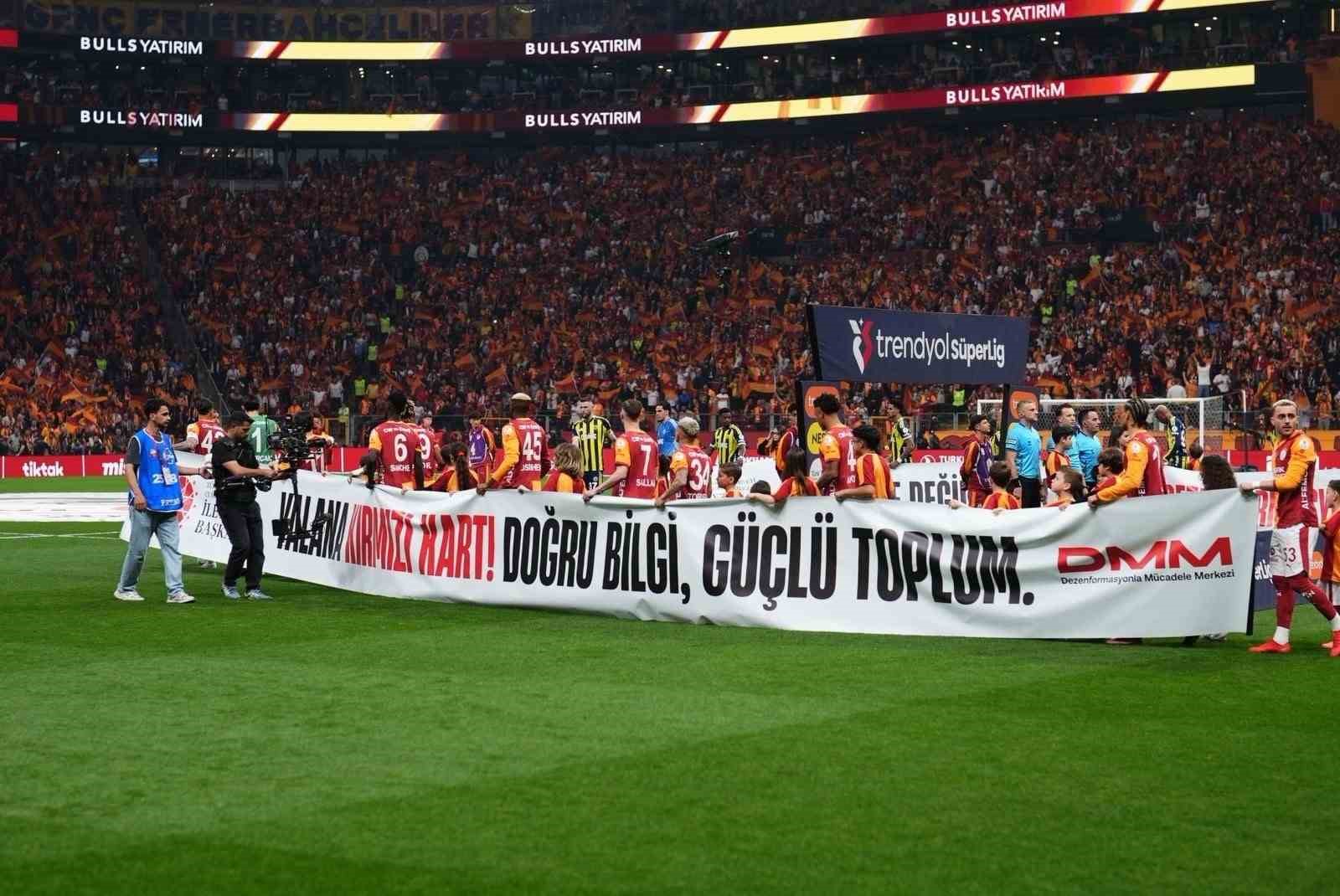 burhanettin duran yesil sahada acilan bu pankartlar sadece slogan degil dijital dunyadaki guvenligimiz icin 2i2fNVJN