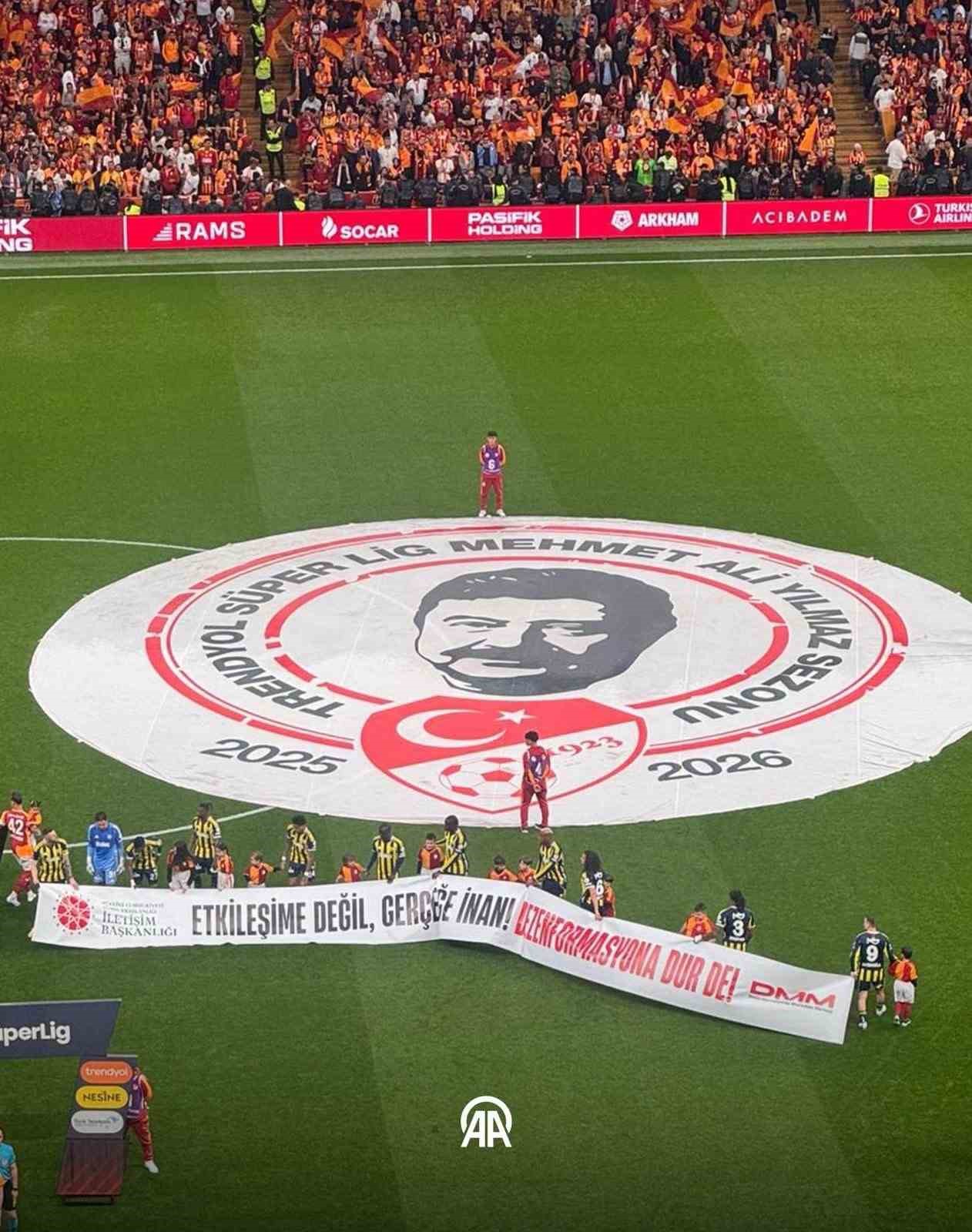 burhanettin duran yesil sahada acilan bu pankartlar sadece slogan degil dijital dunyadaki guvenligimiz icin 9Qg3kLLJ
