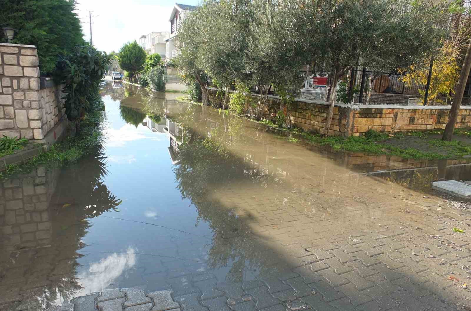 burhaniye de yazliklar su altinda kaldi 1 UmNAi24S