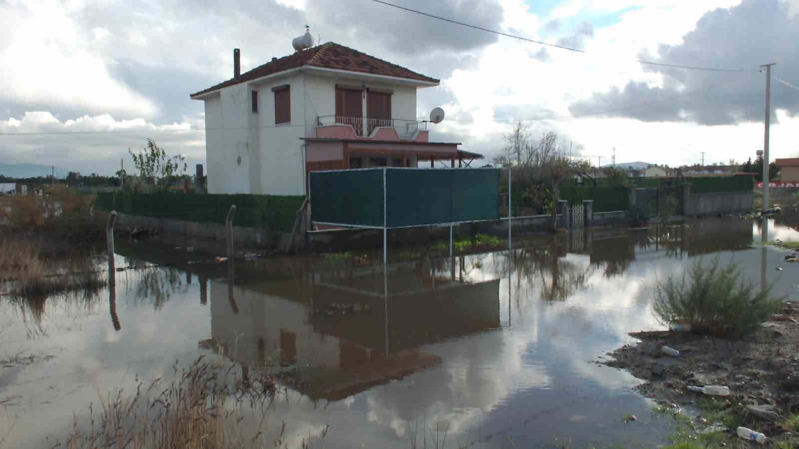 burhaniye de yazliklar su altinda kaldi 2 AYdZvXDL