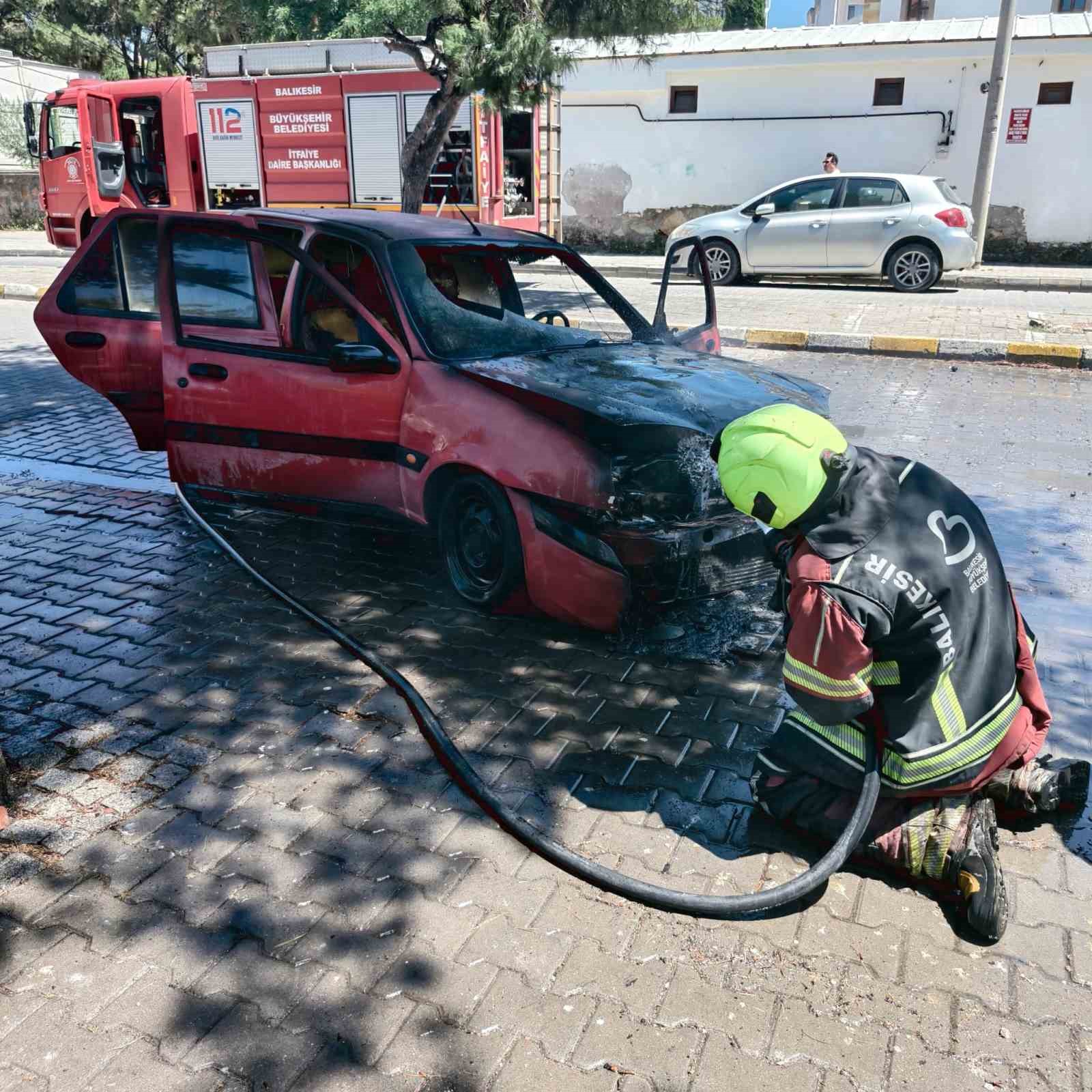 burhaniyede arac yanginini itfaiye sondurdu 0
