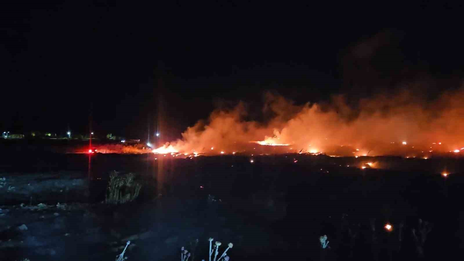 Burhaniye’de korkutan örtü yangını 4 burhaniyede korkutan ortu yangini 0 QPL3elVM