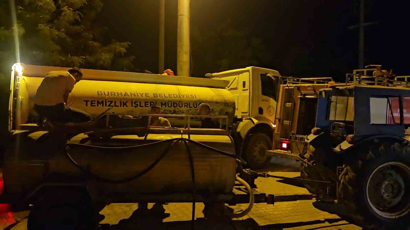 Burhaniye’de korkutan örtü yangını 5 burhaniyede korkutan ortu yangini 1 zlh5VsB1