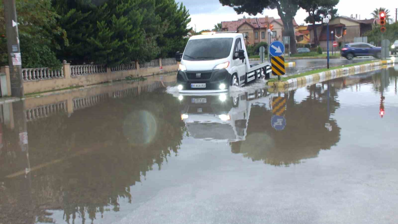 burhaniyede saganak yagis sokaklari gole cevirdi 1 pMXdnlta