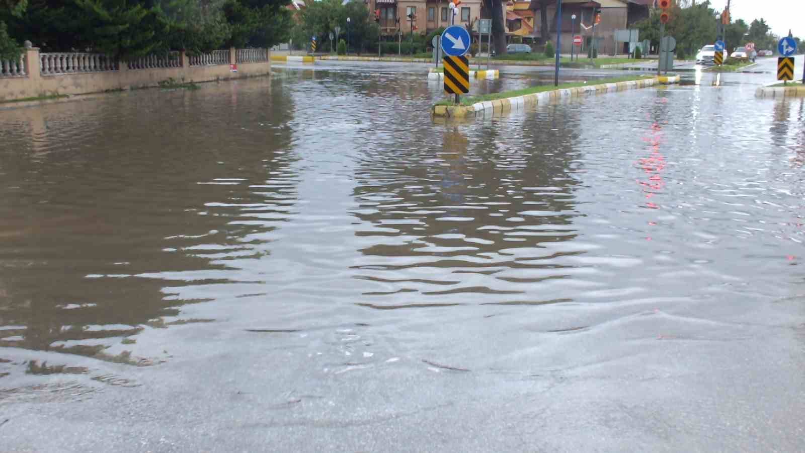 burhaniyede saganak yagis sokaklari gole cevirdi 3 R3A9W3JK