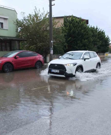 burhaniyede-saganak-yagis-sokaklari-gole-cevirdi-U6qpHWJA.jpg