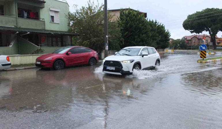 burhaniyede-saganak-yagis-sokaklari-gole-cevirdi-U6qpHWJA.jpg