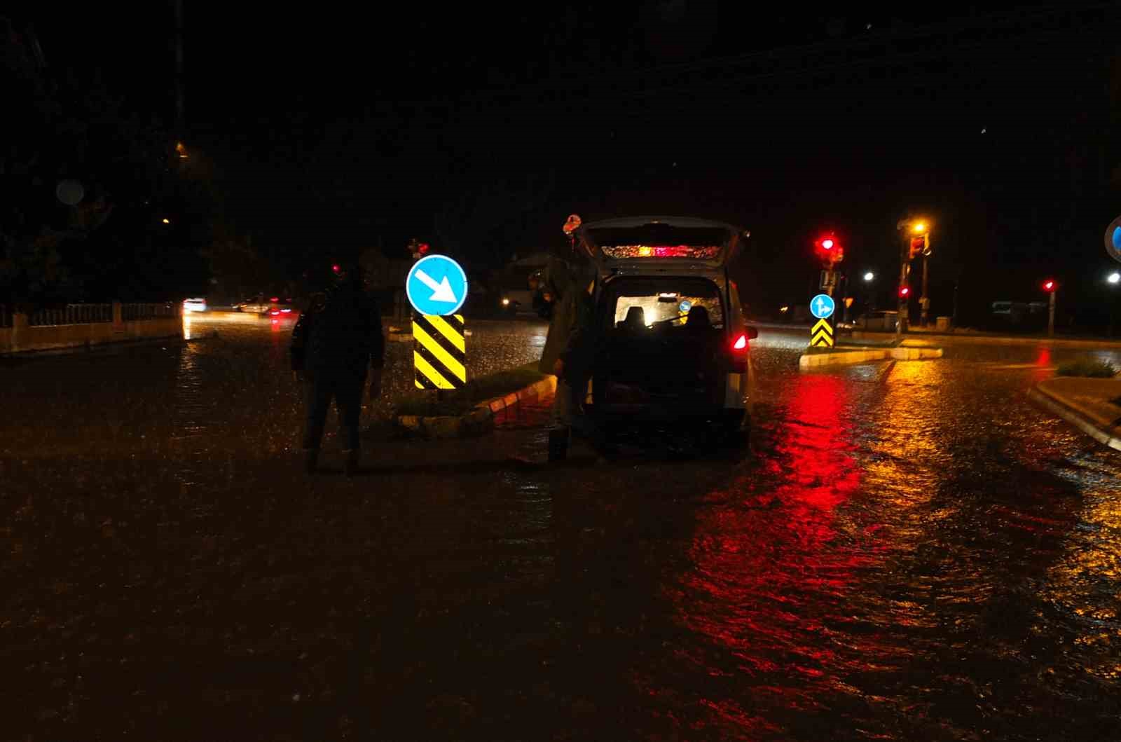burhaniyede saganak yagis yollari gole cevirdi 0 yfXEKv3t