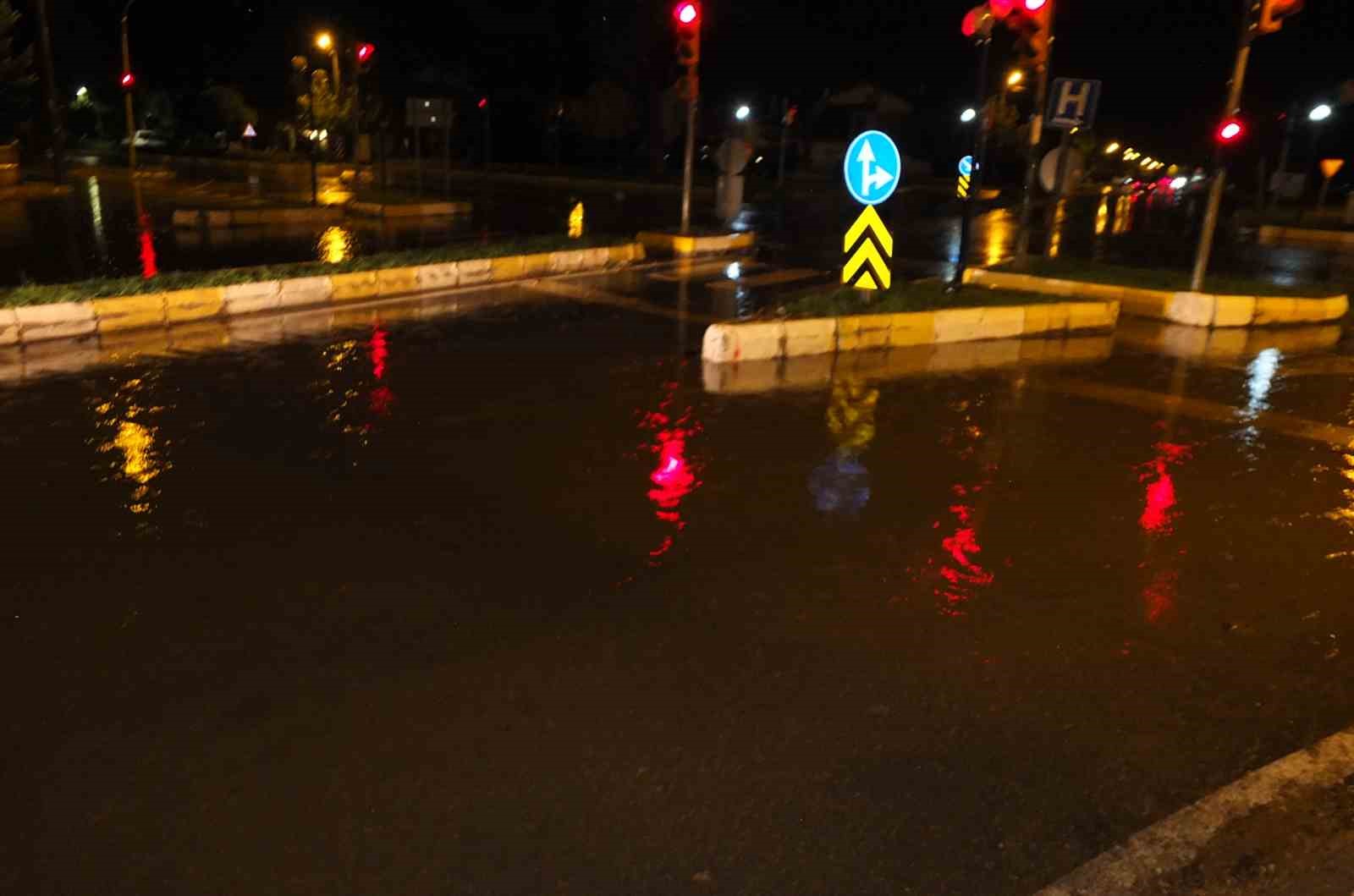burhaniyede saganak yagis yollari gole cevirdi 3 hE23sUAj
