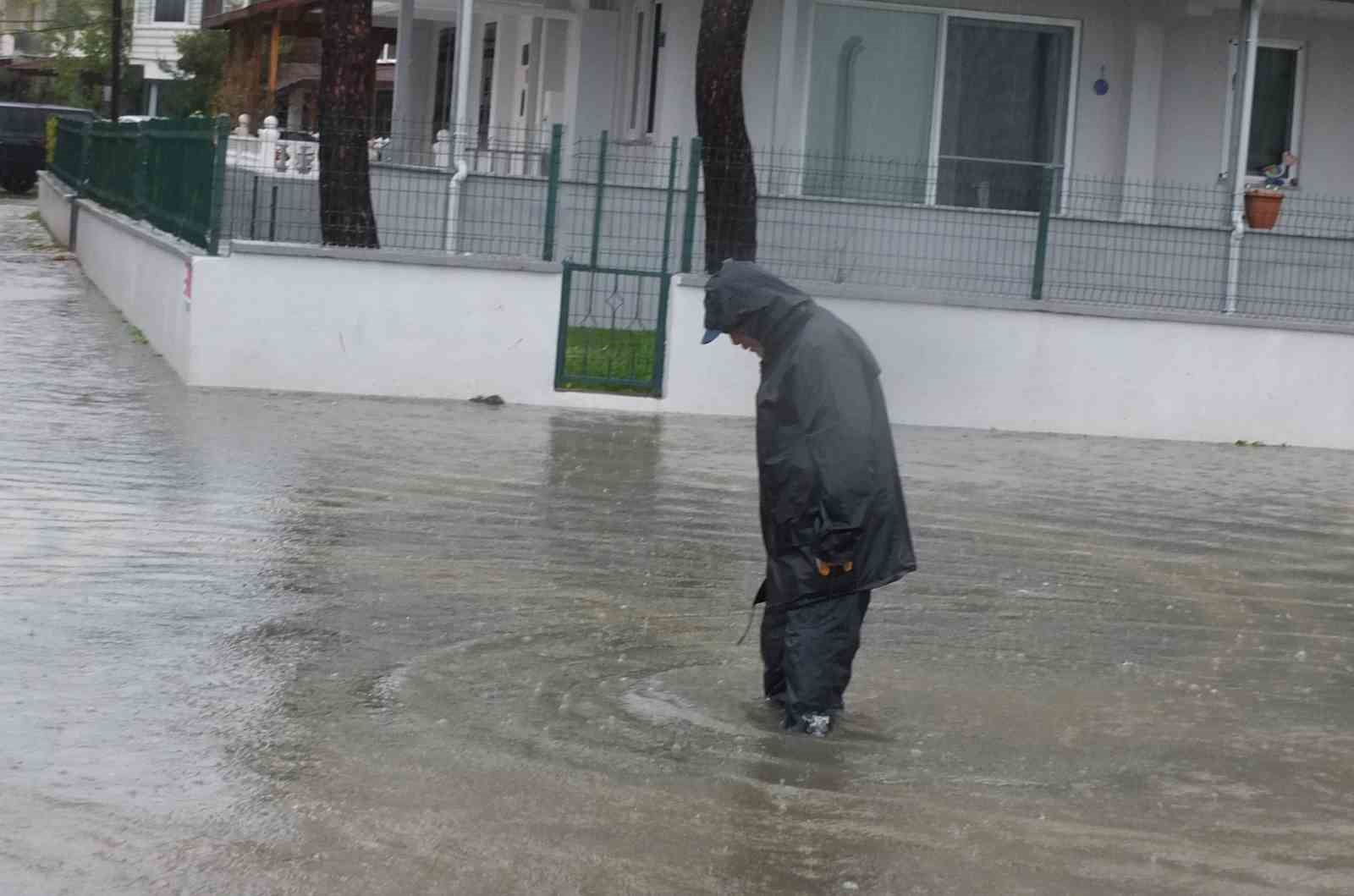burhaniyede saganak yagis yollari gole cevirdi bazi evlerin bodrumlarini su basti 1 m7sEppdF