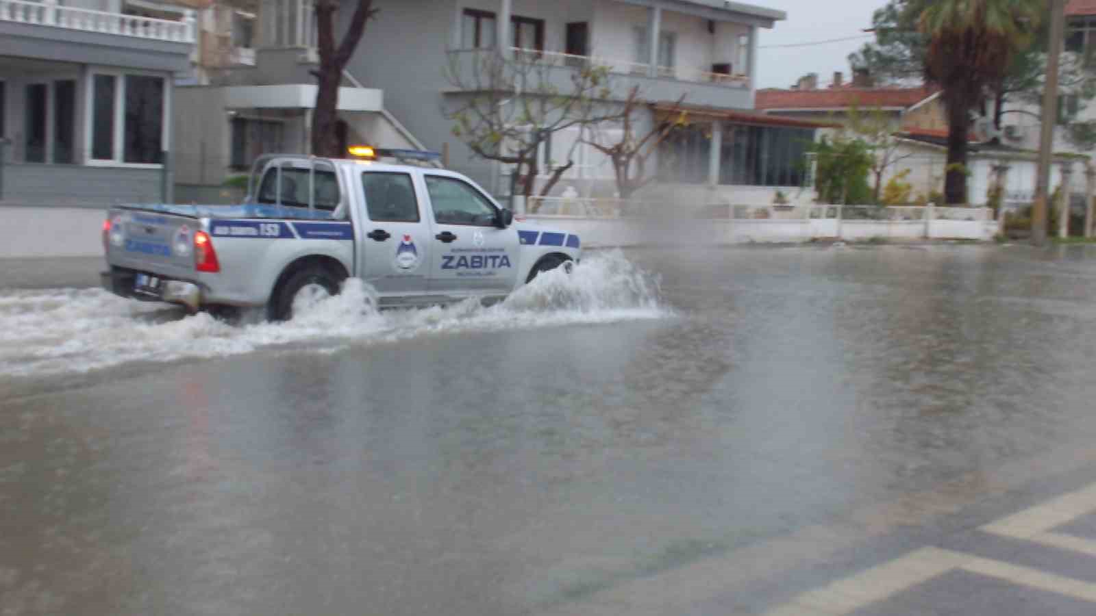 burhaniyede saganak yagis yollari gole cevirdi bazi evlerin bodrumlarini su basti 5 Ufbr2vvs