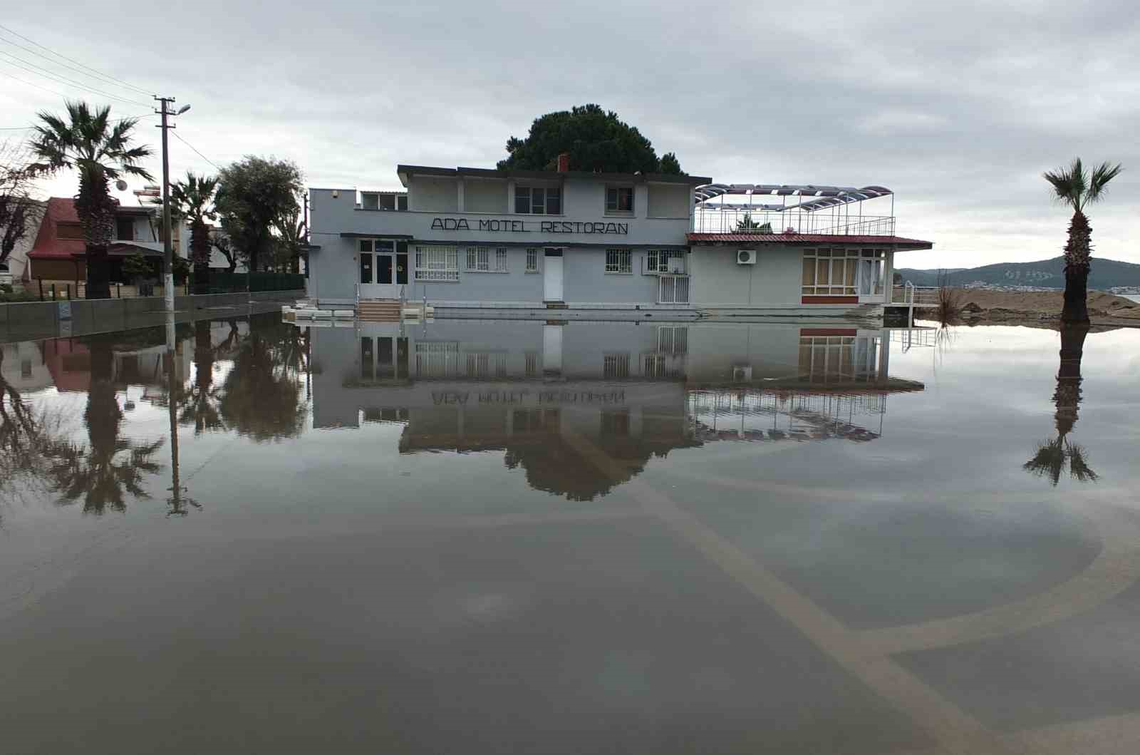 burhaniyede saganak yollari gole cevirirken denizi bulandirdi 2 gD5L4qR6