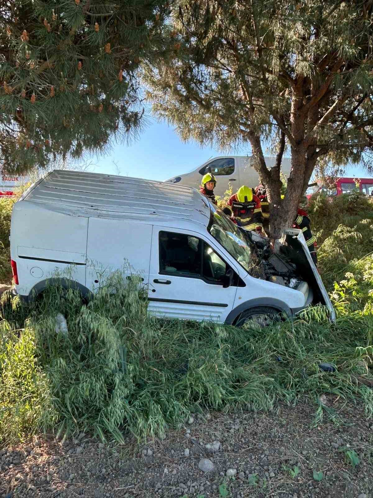 burhaniyede sarampole dusen otomobilin surucu yaralandi 1 u3UPzXcY
