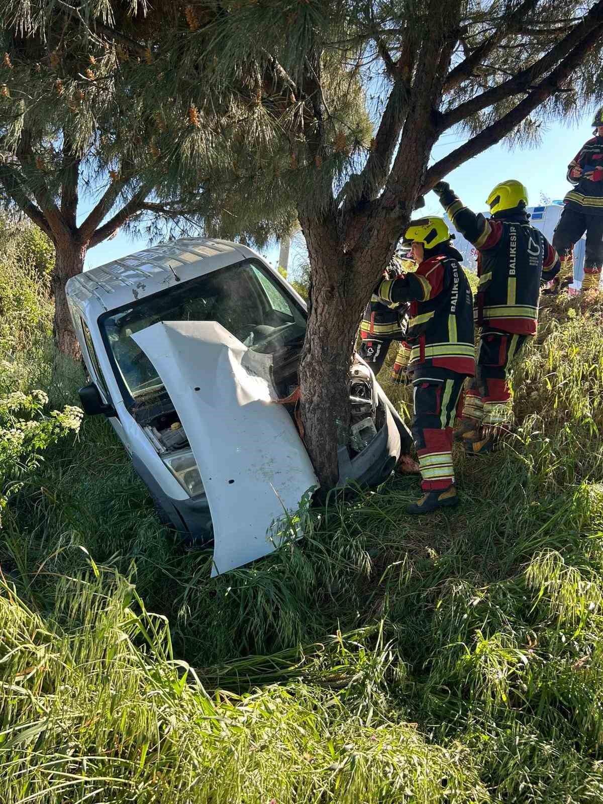 burhaniyede sarampole dusen otomobilin surucu yaralandi 2